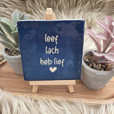 Robuust Wenstegeltje – leef lach heb lief - Handmade – Hip trendy tegeltje – Housewarmingcadeau of zomaar – 10x10 cm – Wanddecoratie –Sfeervol en Persoonlijk - Vriend(in) – Trendy nu – Decoratief Tegeltje met Standaard – Cadeau Idee - CreaCraft