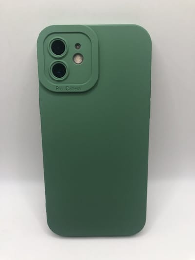 Hoogwaardige Siliconen hoesje met bescherming rondom Camera/Lens - Geschikt voor iPhone 12 - Groen (Let OP: Past Alleen 12)