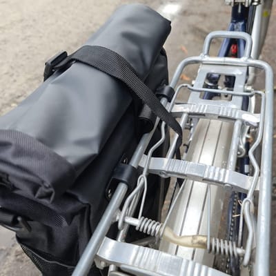 SnelShoppen - Fietstas Waterdicht 15L Rugzak met Schouderbanden, Geschikt voor Fietsendragers, Zwart, Perfect voor Fietstochten en Dagelijks Gebruik