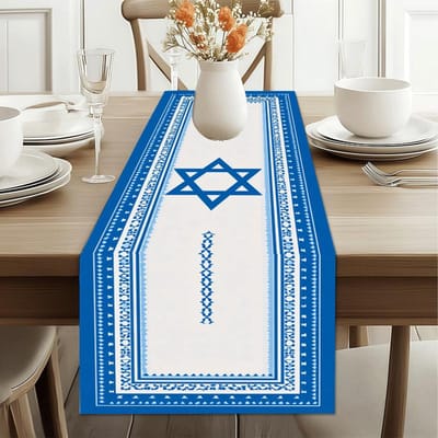 Fabriquée en polyester de première qualité, cette nappe présente un tissage jacquard fin, des broderies florales et des découpes ajourées.. Il est résistant à la chaleur et à la poussière. 150x33cm