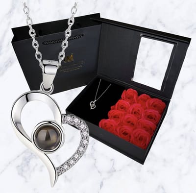 Mea Manu® I Love You Ketting in 100 Talen - Zilver - Moederdag - Moederdag cadeautje - Cadeautje voor vrouw - Valentijn Geschenkset - Rozen Giftbox met ketting - 12x rode zeeprozen met geur  - Geschenkdoos - Valentijn cadeautje voor haar