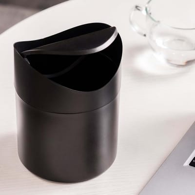 Zwarte prullenbak voor op het bureau met klapdeksel, geschikt voor op kantoor, als opbergruimte, mini-prullenbak met klapdeksel en autoprullenbak.