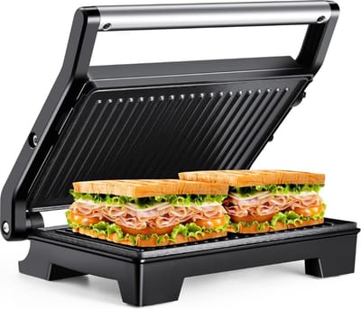 StayPowered Tosti Apparaat - Perfect voor Tosti’s, Panini’s en Steaks - 1000W Snel en Gelijkmatig Verwarmen - 180° Openingsontwerp - Antiaanbaklaag voor Gemakkelijke Reiniging - Veiligheidsgrepen - Zwart/Metaal - Levering Sneller dan Aangegeven!