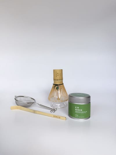 Senzo Matcha Set – Ceremonial Matcha Poeder, Bamboe Matcha Whisk, Whisk Houder, Matcha Lepel & Zeef - Complete Japanse Matcha Starterset Cadeauset
