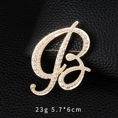 Trendy Dames Heren 26 Letters Parel Metaal Broches Badges Eenvoudige Creatieve Badges Unisex Pak Kantoor Gesp Accessoires Broche Pin black