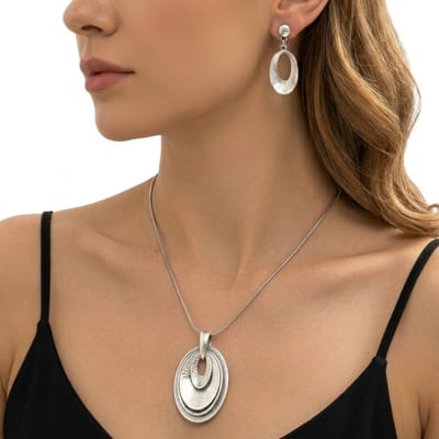 Zilverkleurige ketting met ovale hanger voor dames inclusief oorbellen set – sieraden set met structuur design