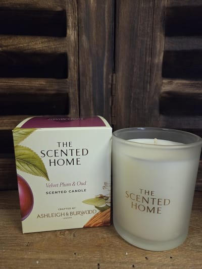 Ashleigh & Burwood Velvet Plum & Oud - geurkaars - 40 branduren - 1 stuk