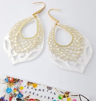 Jeannette-Creatief® - Resin - Luxe Barok Druppel Filigraan Groot Wit - Oorbellen Wit - Witte Oorbellen - Wit - Gouden RVS Oorhaakjes - Barok - Filigraan - Dames Oorbellen - Oorbellen Dames - Chique - Dames Mode - Sieraden voor Vrouwen