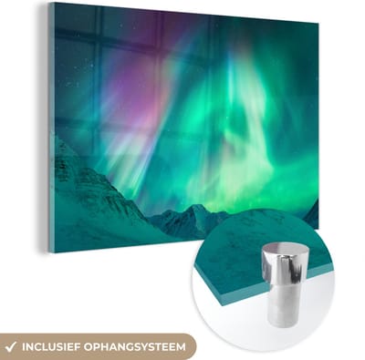 MuchoWow® Glasschilderij 120x80 cm - Schilderij acrylglas - Noorderlicht - Berg - Nacht - Foto op glas - Schilderijen