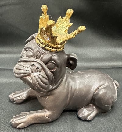 Decoratief beeld "Hond met Kroon" - Liggende Hond - Bruin + goud - hoogte 11x12x12cm - Polyresin - Woonaccessoires - Decoratieve beelden
