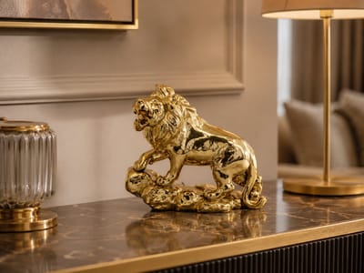 Leeuw Beeld Goud – Gouden Leeuw Standbeeld – Luxe Decoratief Dierenbeeld – Glanzend Polyresin Interieur Accessoire – Woondecoratie voor Woonkamer, Kantoor, Hal, Dressoir en Wandplank – 20 x 8 x 25 cm