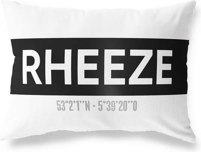 Tuinkussen RHEEZE - OVERIJSSEL met coördinaten - Buitenkussen - Bootkussen - Weerbestendig - Jouw Plaats - Studio216 - Modern - Zwart-Wit - 50x30cm
