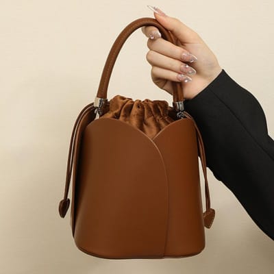 Een Kleine Rode Bruiloftstas voor de Bruid met Bloemblaadjes, Een Groentemand, Een Handtas, Een Crossbody Emmer Tas bruin