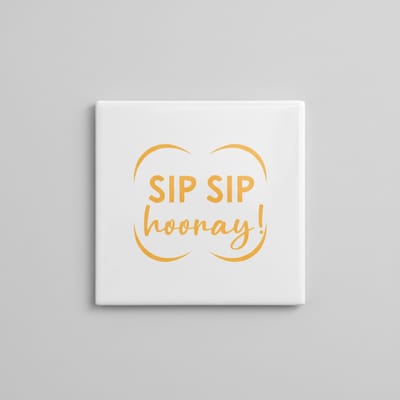 Sip Sip Hooray Quote Tegel 15x15 cm – Vrolijke Feest Tekst Keramische Decoratieve Tegel voor Keuken & Bar