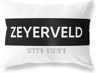 Tuinkussen ZEYERVELD - DRENTHE met coördinaten - Buitenkussen - Bootkussen - Weerbestendig - Jouw Plaats - Studio216 - Modern - Zwart-Wit - 50x30cm