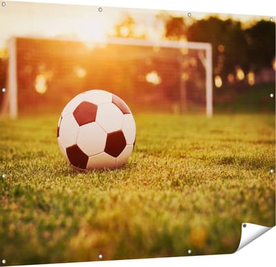Gards Tuinposter Voetbal met Goal tijdens Zonsondergang - 150x120 cm - Tuindoek - Tuindecoratie - Wanddecoratie buiten - Tuinschilderij