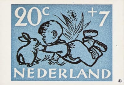 Briefkaart met afbeelding jongentje met konijn postzegel