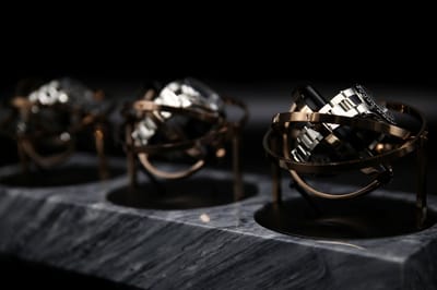 Triple Tourbillon horlogeopwinder in grijs Emperador marmer en rosegoud stalen ringen - Elbrus Horology - Gyrowinder Orbit Watch Winder