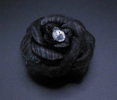 1 Roosje middel met duckklem+elastiek zwart glans met diamant