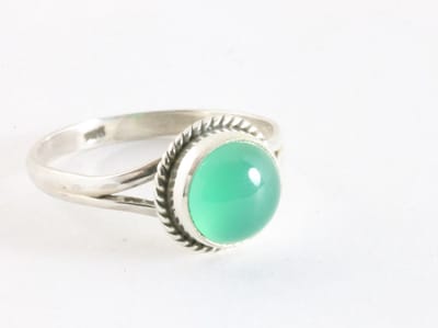 Fijne bewerkte ronde zilveren ring met groene onyx - maat 19