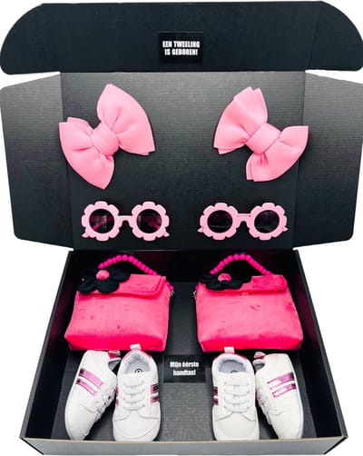 Kraamcadeau tweeling meisjes - geboortecadeau tweeling - kan ook rechtstreeks als cadeau worden verstuurd - met babysneakers, eerste handtas, twins