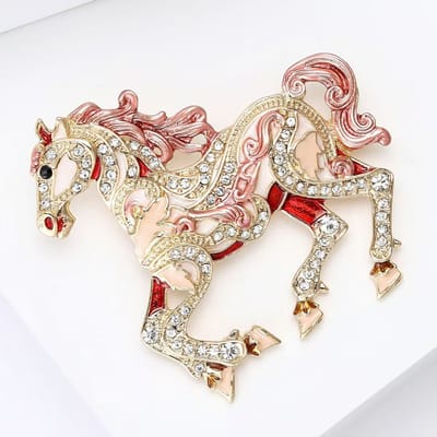De nieuwe Pony broche is een licht luxueus, modieus, niche, high-end legering accessoire voor vrouwen beige