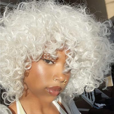 Afro Kinky Witte Damesperruque met Korte Golven en Krullen - Natuurlijke Synthetische Haarperruque met Pony voor Dames