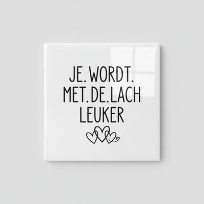 Inspirerende Tekst Decoratieve Keramische Tegel 15x15 cm – “Je Wordt Met De Lach Leuker” Tegel met Hartjes Design