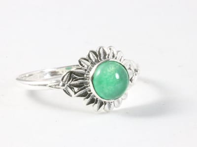 Fijne bewerkte zilveren ring met jade - maat 18