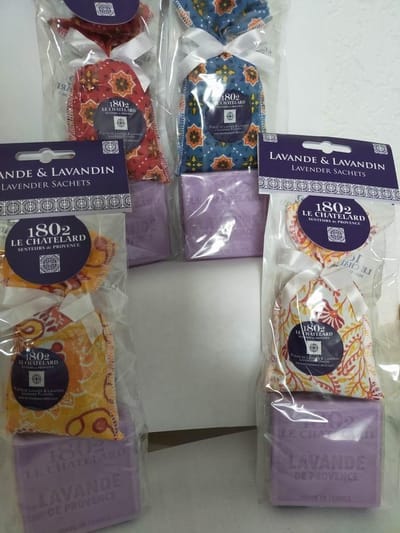 Geurzakje Chic lavendel met Marseille lavendel zeep 100gr Franse handzeep - Marseillezeep Geurzakje voor kledingkast