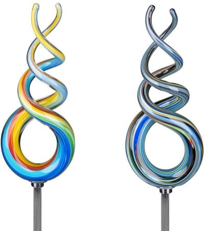 Tuinsteker glas curl - mond geblazen - 140 cm hoog incl staaf - tuindecoratie - 1 willekeurige kleur