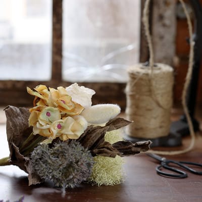 Kunstbloemenboeket, rozen, hortensia's, droge look, vintage decoratie,