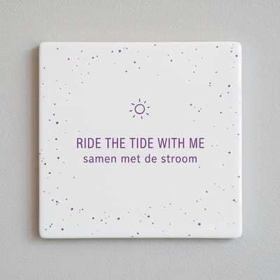 Ride the Tide With Me – Inspirerende Quote Keramische Tegel 15 × 15 cm | Minimalistische Motiverende Woondecoratie