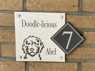 Naambordje / huisnummer voordeur met een Labradoodle