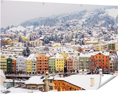 Gards Tuinposter Gekleurde Huisjes met Sneeuw in Oostenrijk - 150x100 cm - Tuindoek - Tuindecoratie - Wanddecoratie buiten - Tuinschilderij