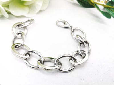 Armband - Robuuste - RVS - ovaal schakels - zilverkleurige - L 20cm * Br 18mm. Deze armband is een prachtige aanwinst voor elke sieradencollectie. Voel je geweldig met deze designarmband!