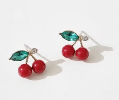 Goudkleurige oorstekers oorbellen voor dames – kersen design met rode kralen en groene steen