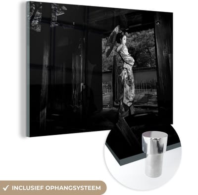 MuchoWow® Glasschilderij 90x60 cm - Schilderij acrylglas - Geisha bij Gion in Japan - zwart wit - Foto op glas - Schilderijen