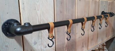 Steigerbuis Kapstok zwart | 95cm | 6 cognac leren Haken | Buis 27mm | Industrieel | Loft | Robuust | Buis | Staal | Metaal