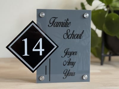 Naambordje voordeur lijnen 2 met huisnummer 20x23cm grijs met rvs afstandhouders