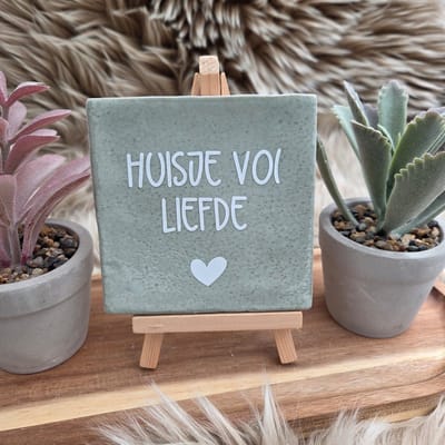Robuust Wenstegeltje – Huisje vol Liefde – Hip trendy tegeltje – Tegeltje met Spreuk – 10x10 cm – Cadeau voor Nieuwe Woning, Housewarming of Gezinscadeau – Sfeervol en Persoonlijk – Trendy nu – Decoratief Tegeltje met Standaard – Cadeau Idee