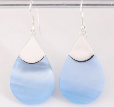 Druppelvormige zilveren oorbellen met blauwe schelp