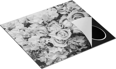 Chefcare Inductie Beschermer Roze Rozen Achtergrond - Retro - Bloemen - Zwart Wit - 60x50 cm - Afdekplaat Inductie - Kookplaat Beschermer - Inductie Mat