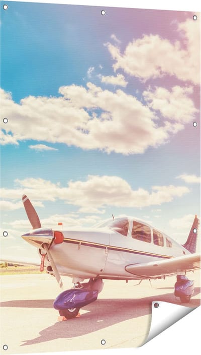 Gards Tuinposter Gelande Vliegtuig op de Luchthaven - 80x120 cm - Tuindoek - Tuindecoratie - Wanddecoratie buiten - Tuinschilderij