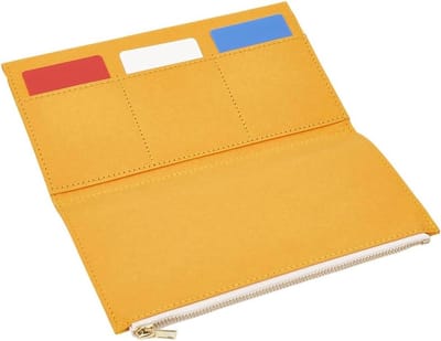 Allecto- Opbergtas Reizigers Kokosnoot Geel - Rits - Portemonnee - Planner - Papier - Journal - Geschikt voor Notebook - Accessoires - Tn Cover - Factuur Paspoorthouder - Kaart - Houder - Geel - Pocket - Briefpapier - Informatie.