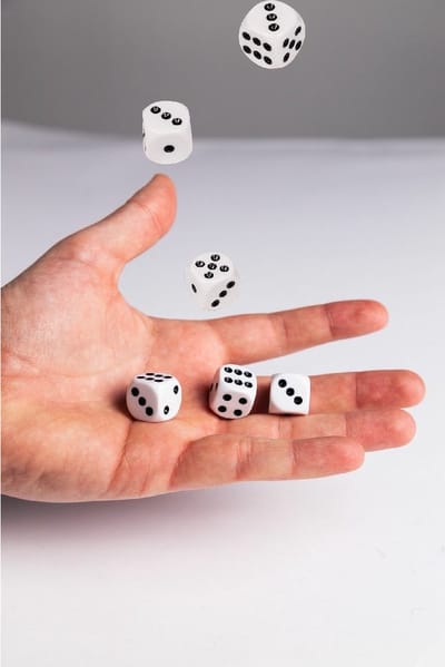 Speelgoed spellen Dobbelstenen - 18x stuks - wit/zwart - kunststof - Dobbelen - Spelletjes