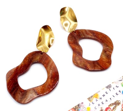 Jeannette-Creatief® -Resin - Bruin Goud Organic - Bruine Oorbellen - Chocolade - Mocha Mousse - Chocoladebruin - Gouden RVS Oorbellen - Dames Oorbellen - Oorbellen Dames - Oorbellen - Resin Oorbellen