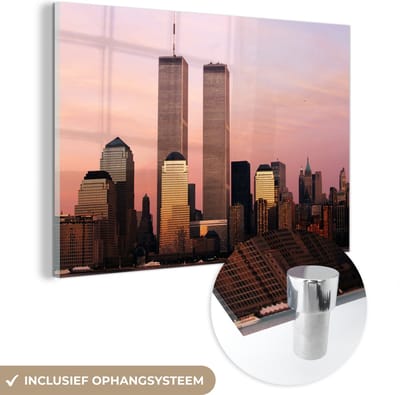 ® Glasschilderij 180x120 cm - Schilderij acrylglas - De twee wolkenkrabbers van het World Trade Center onder een roze lucht in New York - Foto op glas - Muurdecoratie woonkamer - Wanddecoratie slaapkamer - Schilderijen