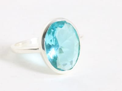 Ovale hoogglans zilveren ring met blauwe topaas - maat 16