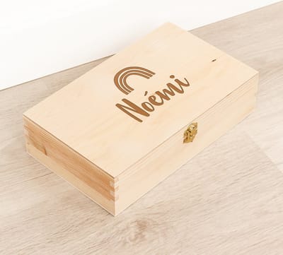 Houten kistje 'Noémi' Regenboog - Tekenkist - Herinneringsdoos - Kraamcadeau - Knutseldoos - Memorybox - Baby - Geboorte